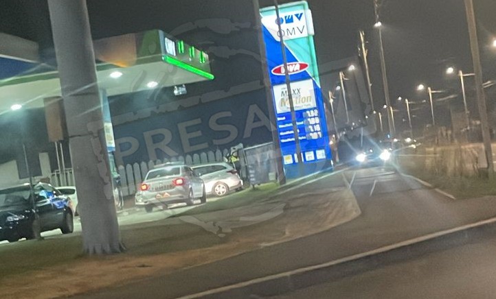 FOTO. A ratat intrarea cu mașina în benzinărie și a fugit. Accident pe B-dul Lucian Blaga din Satu Mare