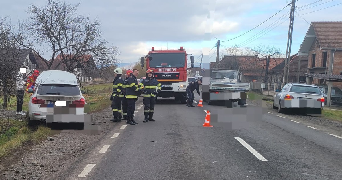 FOTO. Accident în Satu Mare. Mamă și biețel rănit, după ce un tânăr șofer s-a băgat într-o depășire neregulamentară