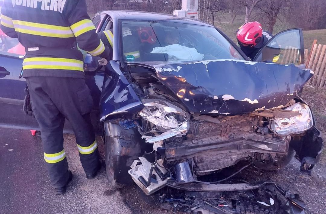 I-a fugit nevasta de acasă, s-a urcat la volan s-o caute, dar a provocat un accident frontal