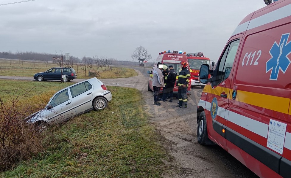 FOTO. Accident în județul Satu Mare. O șoferiță a rămas încarcerată, mașină ajunsă în șanț