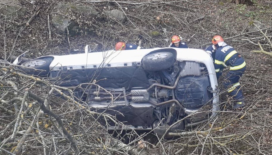 Un sătmărean s-a răsturnat, astăzi, cu mașina într-o vale. A ajuns la Urgență