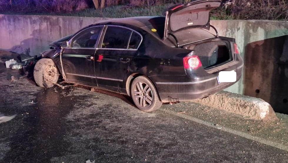 Un tânăr (19 ani) s-a înfipt cu mașina într-un zid. Un alt tânăr a ajuns la Urgență, în Satu Mare