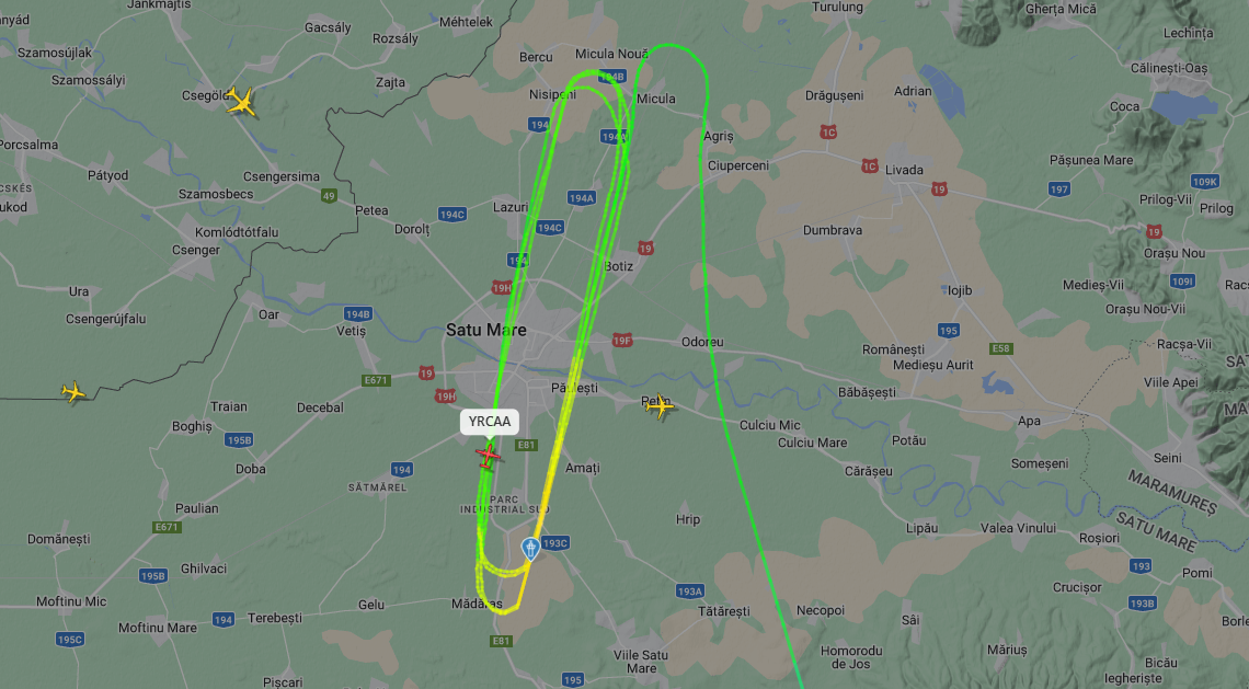 FOTO. Un avion survolează de aproape o oră municipiul Satu Mare. Care este misiunea echipajului