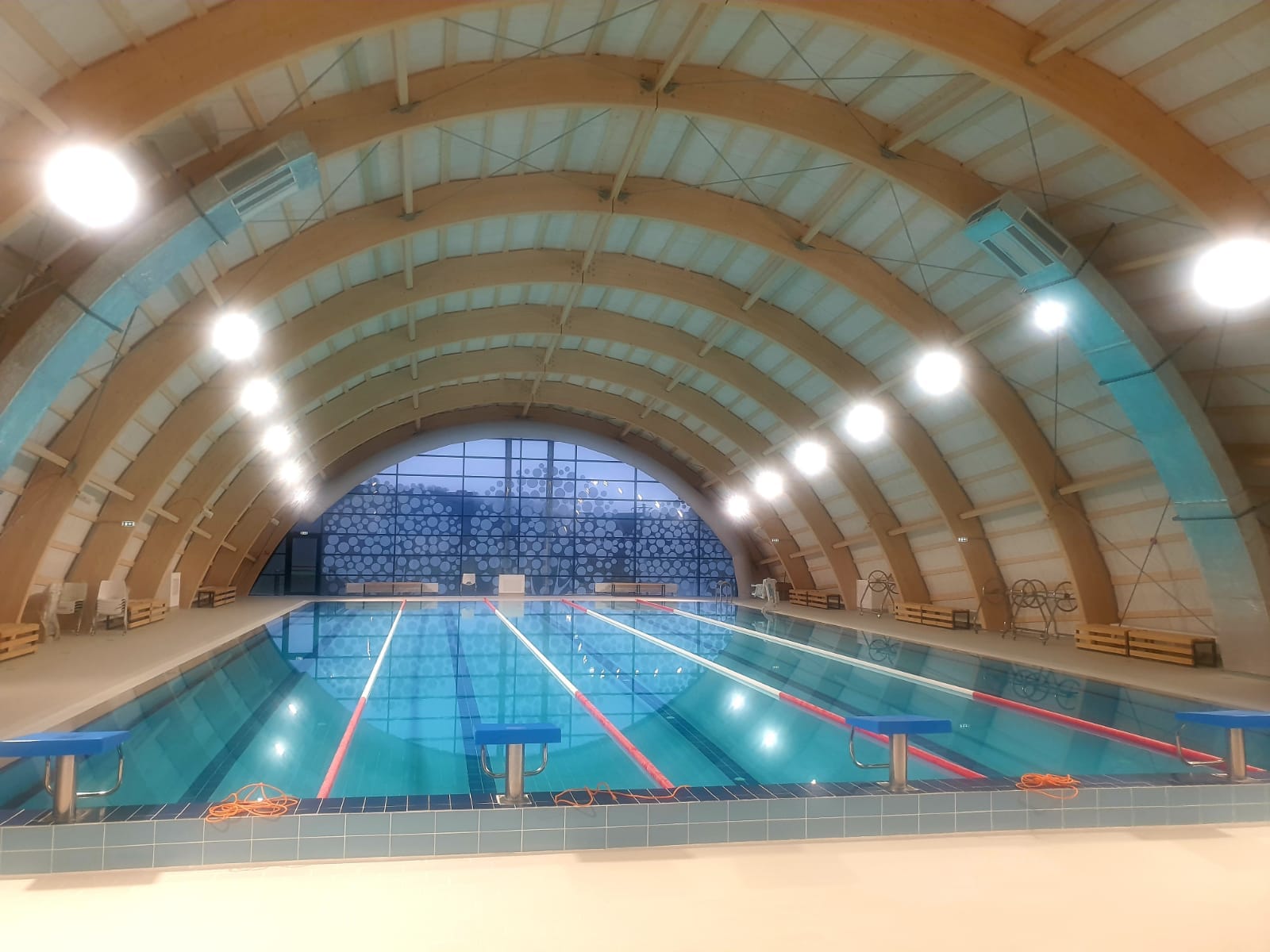 FOTO. Bazin de înot acoperit, ultramodern, în Tășnad! Investiție spectaculoasă