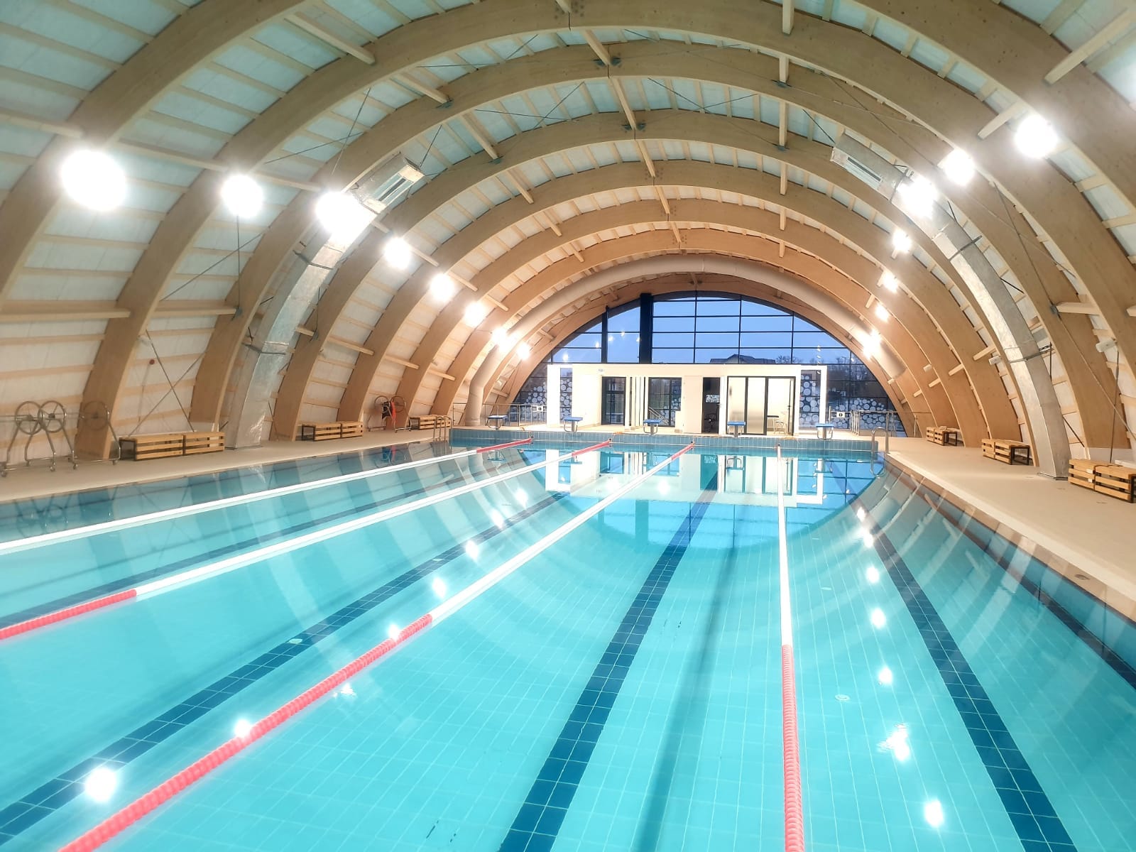 Scandal într-o comună din județul vecin. Consilierii și-au votat acces gratuit la piscină