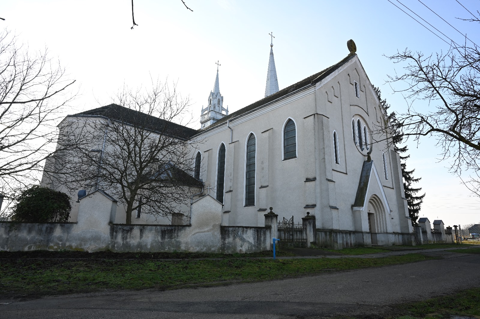 Comunicat de presă. REABILITARE ANVELOPĂ, GARD ȘI AMENAJĂRI EXTERIOARE LA BISERICA ROMANO-CATOLICĂ