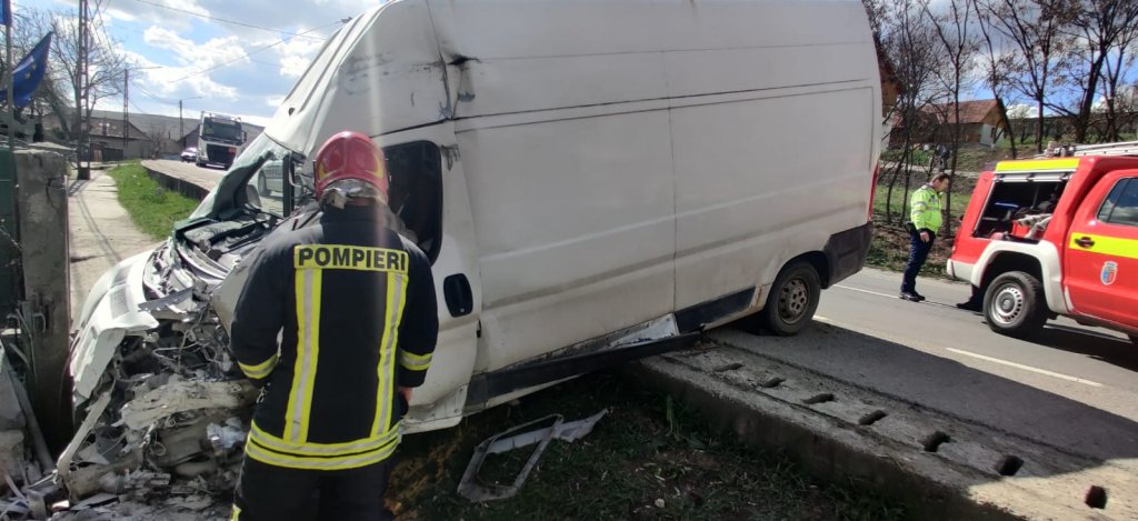 Un sătmărean fără permis și beat a intrat cu mașina în stâlp. A fugit, lăsând pasagerul în dubă