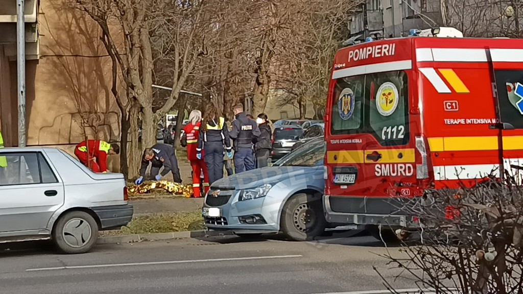 FOTO/VIDEO. Femeie decedată pe stradă, în municipiul Satu Mare. Paramedicii au încercat să o salveze