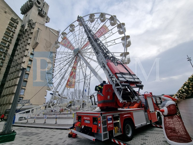 FOTO/VIDEO. Exercițiu al pompierilor după ce roata panoramica s-a blocat ieri în Satu Mare