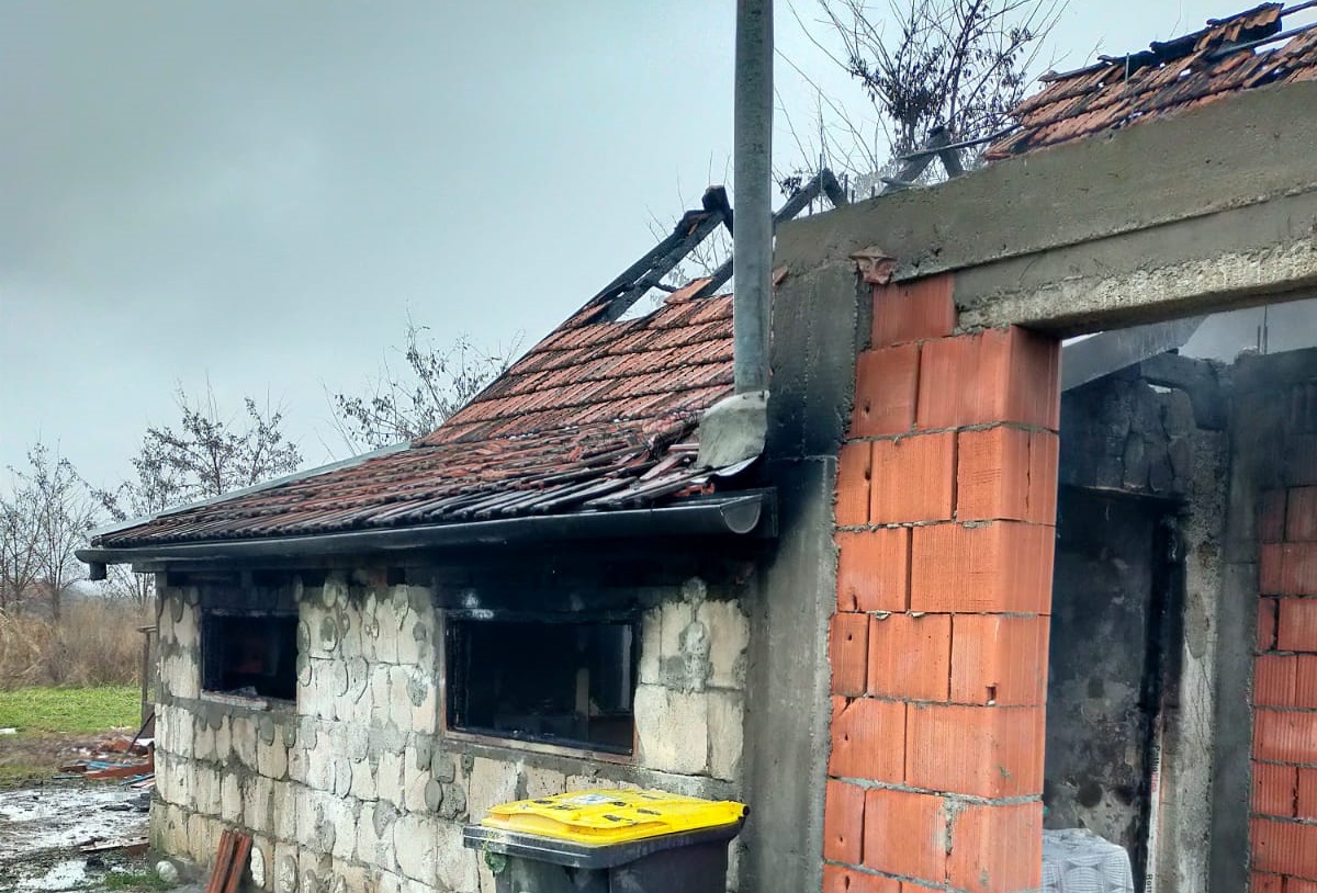 FOTO. Incendiu la o casă din județul Satu Mare. Pericol real de extindere la casele din jur