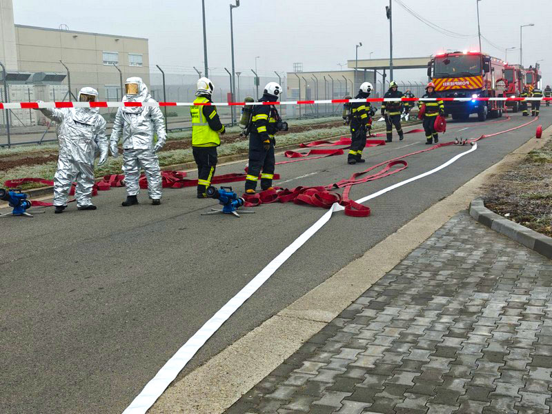 FOTOGALERIE. Incendiu la o autocisternă încărcată cu produse petroliere. Pompierii din Satu Mare au intervenit (EXERCIȚIU)