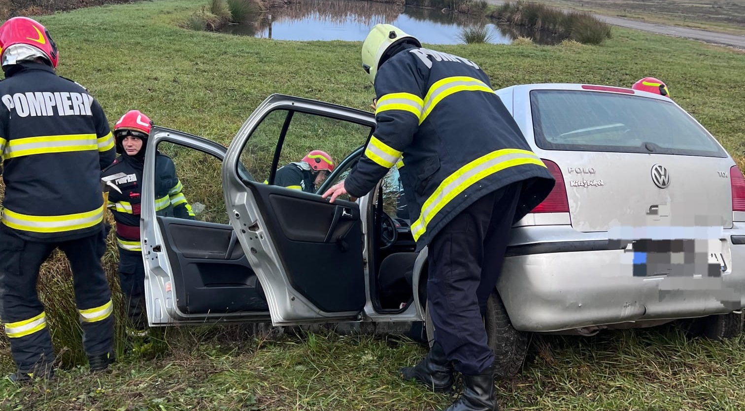 Accident în județul Satu Mare. Șoferul a ajuns cu mașina în șanț. Un bunic, transportat la spital