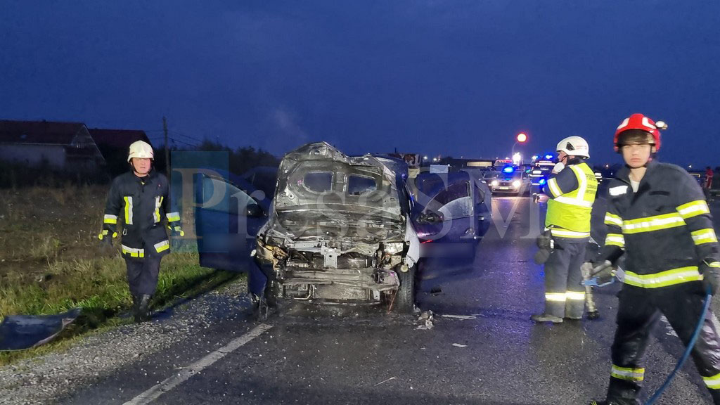 Autoturism incendiat în județul Satu Mare. Un bărbat cu arsuri, salvat de pompieri