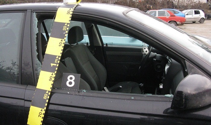 Spunând că e disperat că nu are cum să crească 3 copii, un sătmărean s-a apucat de spart mașini