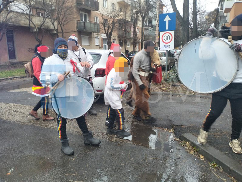 FOTO/VIDEO. ”Urșii” și ”colindătorii” cu vuvuzele și tobe, ”arși” de Poliția Locală Satu Mare și puși pe tren