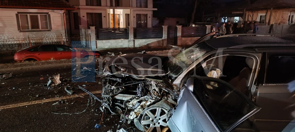 FOTO. Trei răniți, inclusiv un copil, într-un grav accident la Satu Mare. Coliziune frontală între două mașini. Unul dintre șoferi a ajuns cu automobilul în șanț