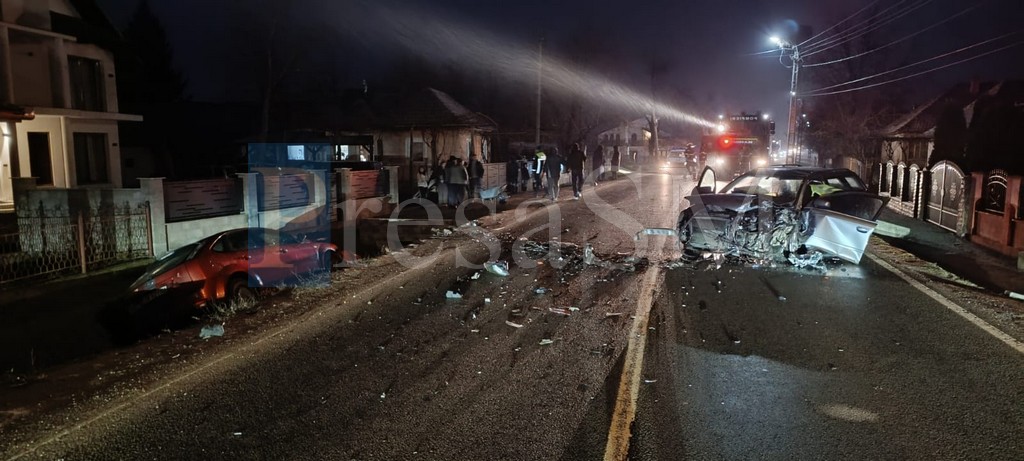 FOTO. Accident în județul Satu Mare. Impact între două mașini. Trei persoane implicate