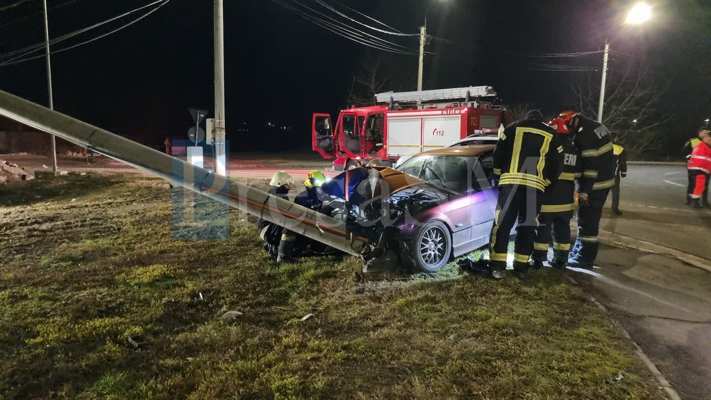 FOTO/VIDEO. Accident în municipiul Satu Mare. S-a izbit cu BMW-ul de un stâlp de electricitate pe care l-a și doborât