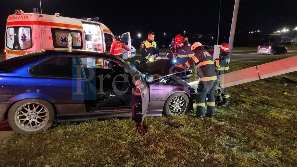 FOTO/VIDEO. BMW oprit în stâlp. Poliția Satu Mare oferă primele informații oficiale