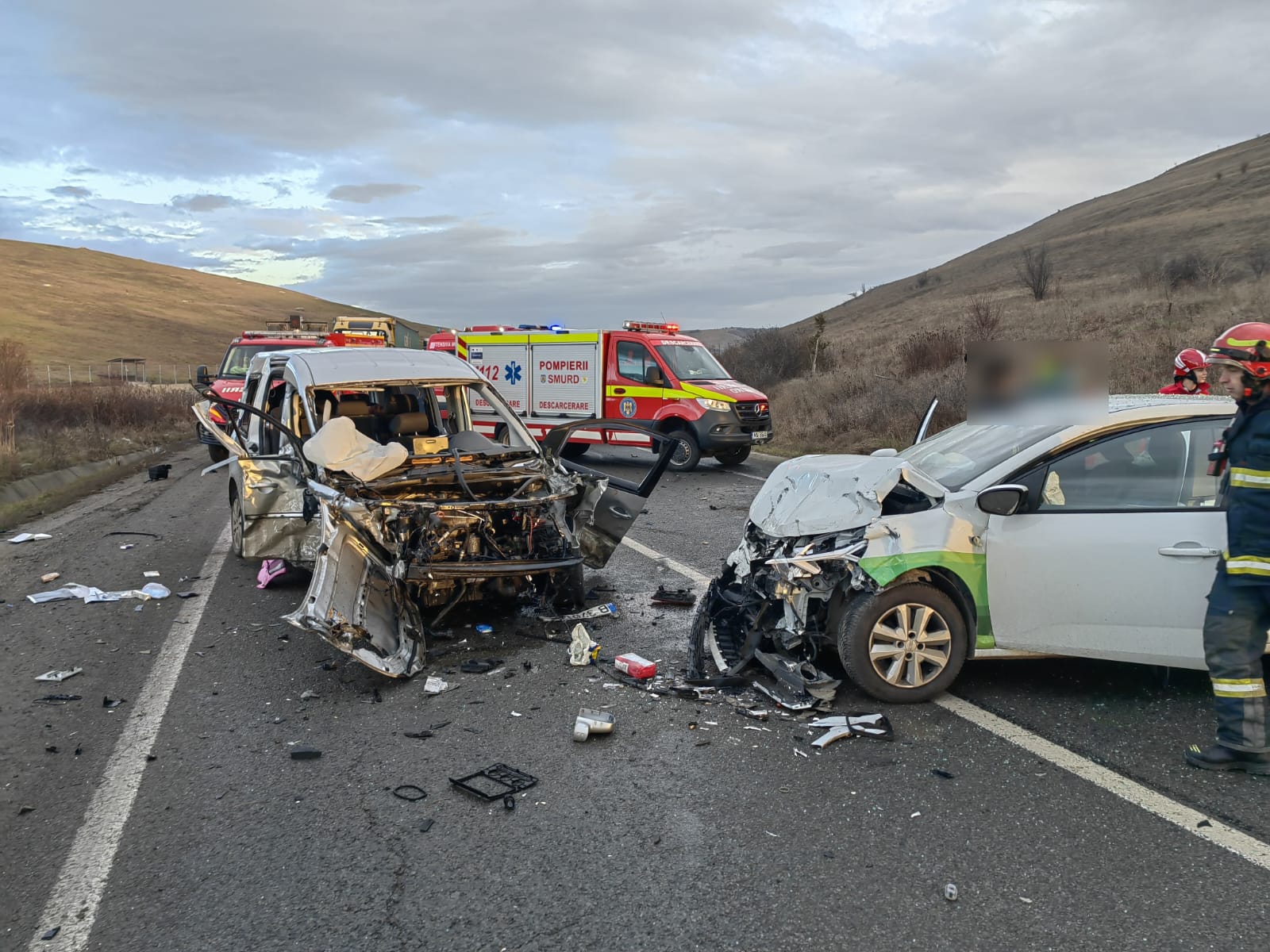 FOTO. Accident grav în județul Cluj. Șase persoane, inclusiv doi copii de doi ani, rănite. Impact între camion și trei mașini