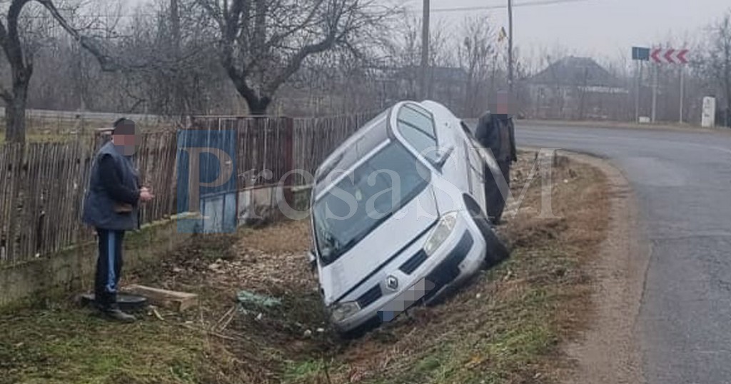 FOTO. Un bunic (87 ani) a ajuns cu mașina în șanț,  în județul Satu Mare