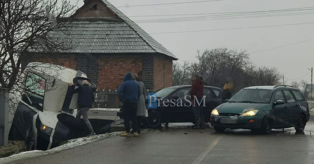 FOTO. Dubă rusturnată în șanț, după o depășire neregulamentară. Accident la limita județelor Satu Mare și Maramureș