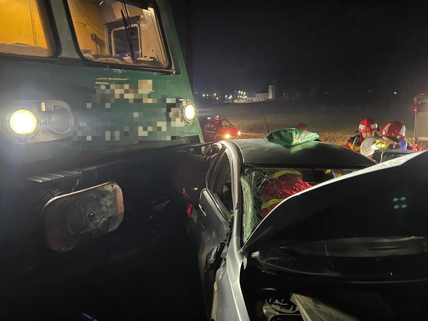 FOTO. Accident grav în țară. Cinci răniți după ce o mașină a fost lovită de tren
