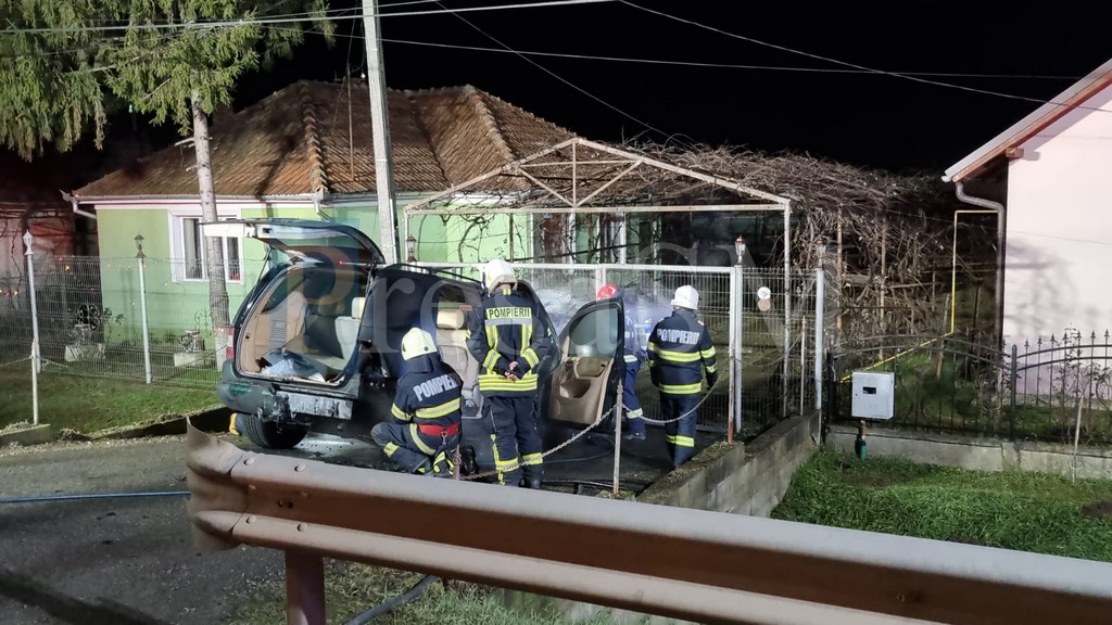 FOTO/VIDEO. Răzbunare în stil mafiot, în Satu Mare! Mașină incendiată intenționat, Poliția caută autorul