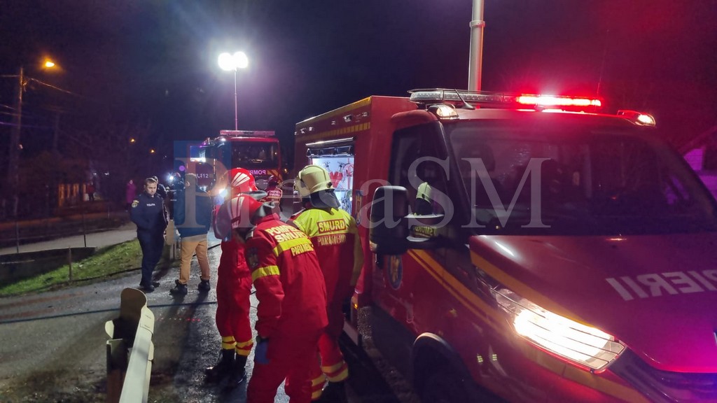 FOTO. Teroare în municipiul Satu Mare! Bărbat înjunghiat pentru un claxon! Mașină distrusă, agresori duși la Poliție