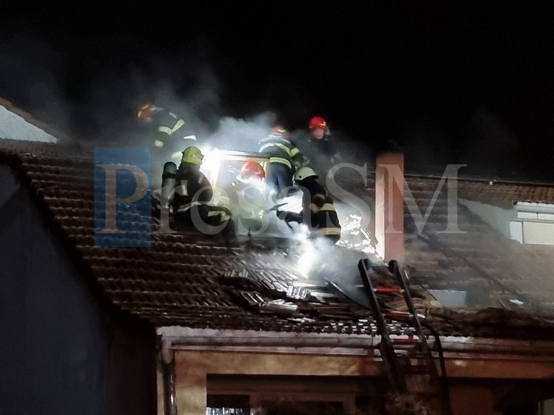 FOTO/VIDEO. Incendiu la o casă de locuit din municipiul Satu Mare. Intervin pompierii cu două autospeciale
