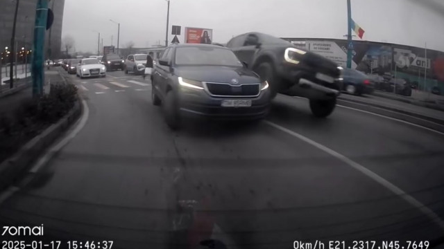 VIDEO. Se întâmplă în România. Şoferul unui SUV, filmat cum încearcă să se urce pe o altă mașină după o şicanare în trafic