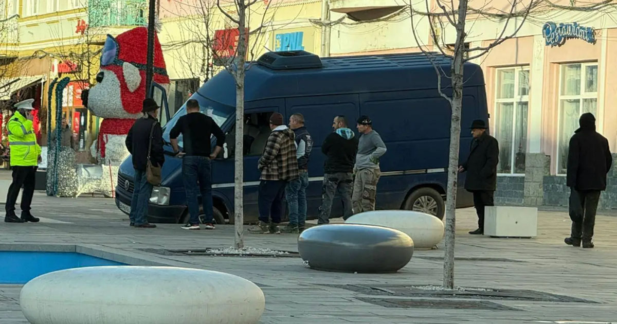 FOTO. Se întâmplă și în alte orașe. Șoferul unei autoutilitare a intrat pe o pietonală și a ajuns cu roata blocată în fântână