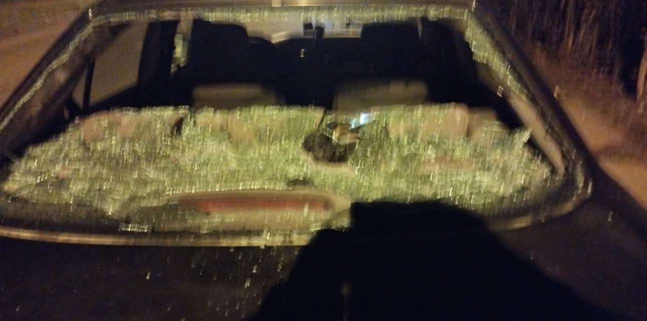 FOTO. Un sătmărean s-a trezit cu luneta mașinii făcută țăndări: "Cei care au dat cu petarde, să mă contacteze urgent"