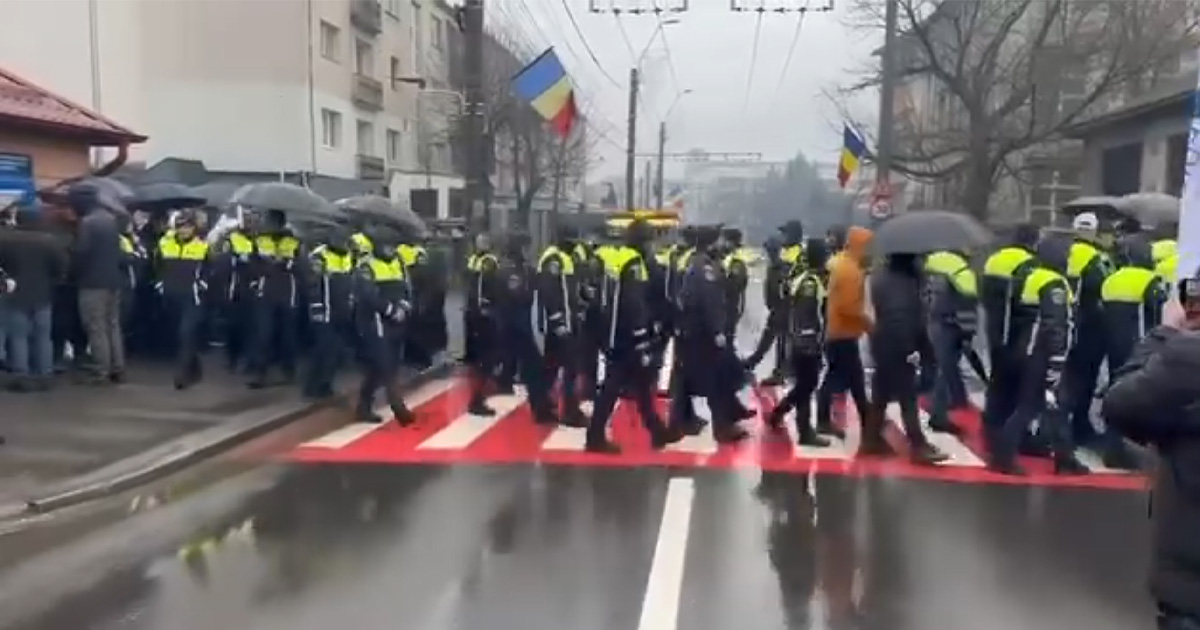 VIDEO. Protest al polițiștilor în județul vecin. Oamenii legii au făcut un "trenuleț" pe trecerea de pietoni. Care este situația la Satu Mare