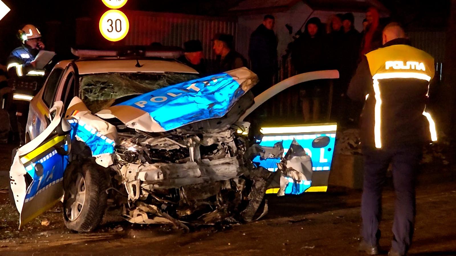 FOTO. Accident cumplit în țară. Mașină de poliție, lovită în plin de un TIR. În urma impactului, agenții au ajuns pe carosabil