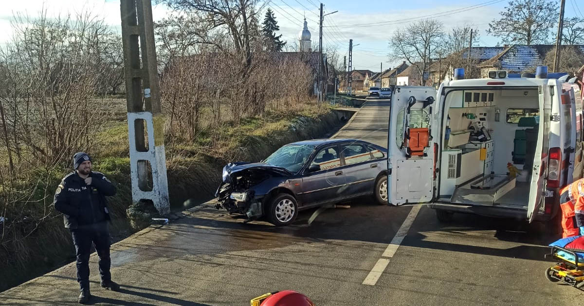 FOTO. Cum s-a produs accidentul de astăzi. Șofer rănit grav după ce a lovit stâlpul cu mașina