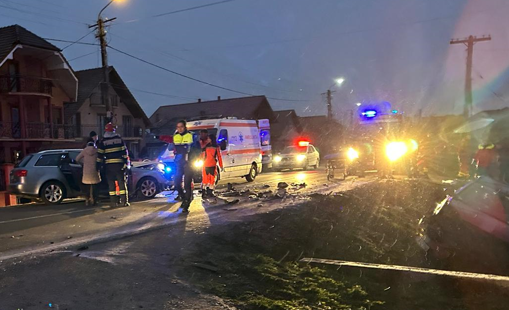 FOTO. Cum s-a produs accidentul frontal de astăzi, din Drăgușeni. Două femei și un copil au fost răniți