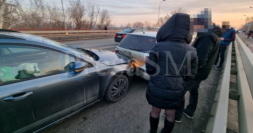 FOTO. Accident în lanț pe Podul Golescu. Trei mașini implicate. Trafic îngreunat