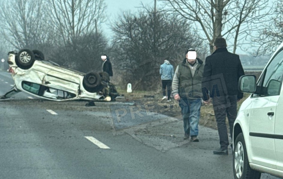 FOTO/VIDEO. Accident în județul Satu Mare. Mașină răsturnată pe șosea, impact cu un copac