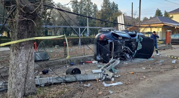 FOTO. Tragedie într-un județ din țară. Băut la volan, tânărul șofer și-a condus prietenul spre moarte. A intrat cu mașina în stâlp, s-a oprit în gardul spitalului