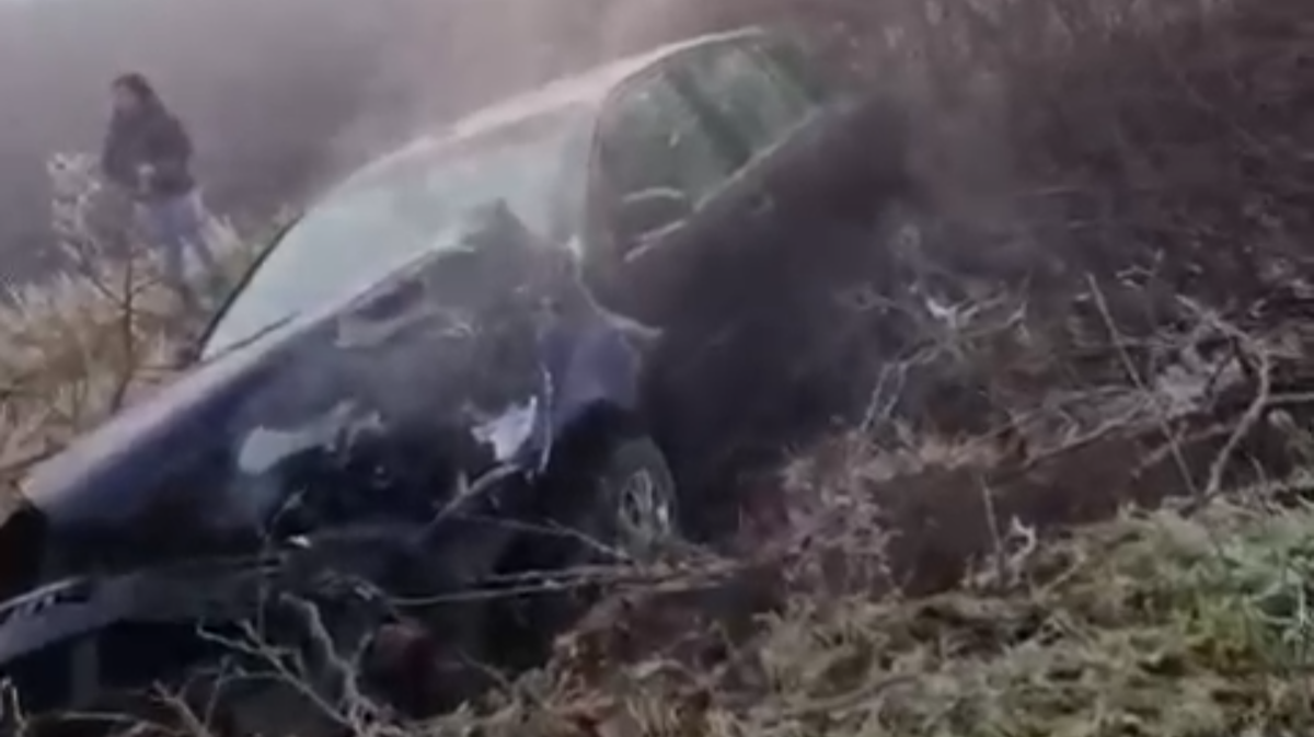 O șoferiță (25 ani) a ajuns cu mașina în șanț, în municipiul Satu Mare. Ceața și drumul alunecos, printre cauze