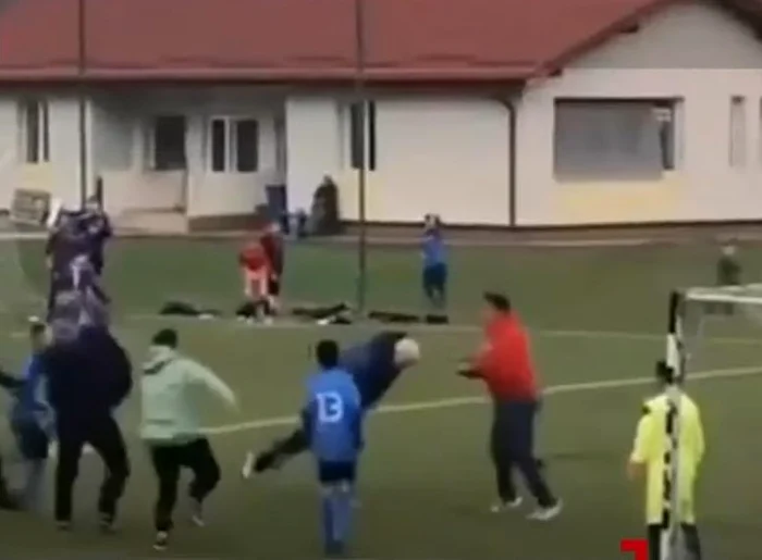 Fotbalist găsit vinovat după ce a lovit un portar în timpul unui meci de fotbal, în județul Satu Mare