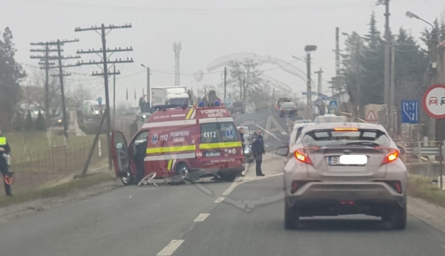 FOTO/VIDEO. Accident grav pe DN 19, în Moftinu Mic: biciclist lovit de un TIR, victima este inconștientă