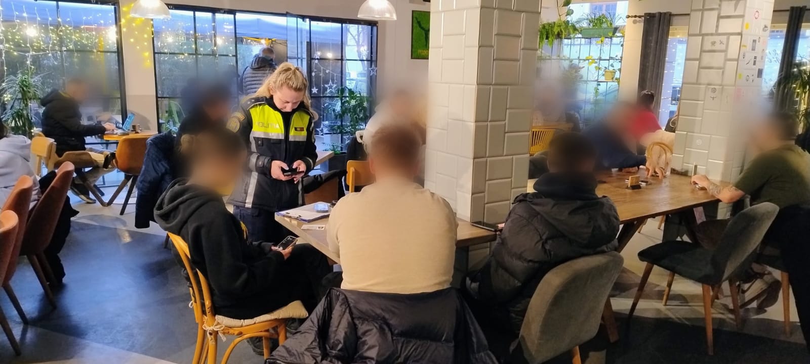 FOTO. Zeci de elevi prinși de polițiști după ce au chiulit de la ore. Continuă raziile în baruri