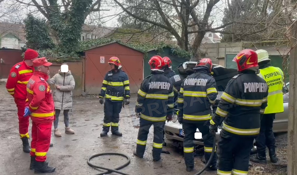 FOTO/VIDEO. Autoturism cuprins de flăcări în centrul Sătmarului. Suspiciuni de incendiere intenționată