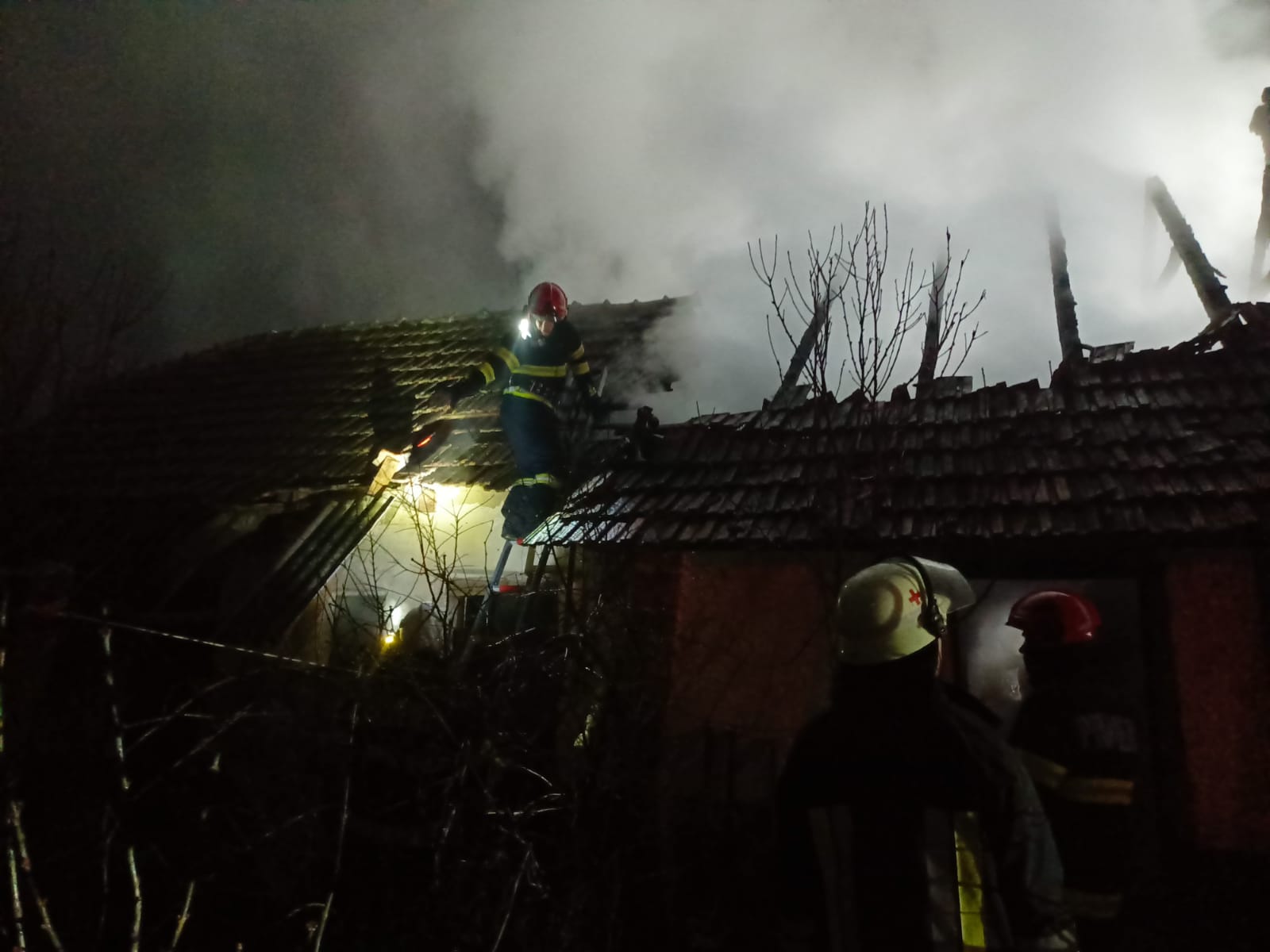 FOTO/VIDEO. Sătmărean carbonizat. I s-a aprins casa din cauza unei țigări, a decedat astăzi dimineața