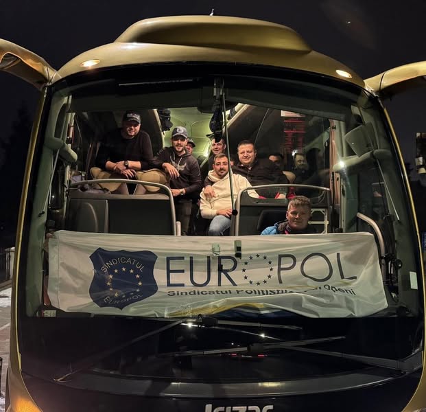 FOTO. Blocaj la Poliția Satu Mare. Sute de polițiști protestează, unii au mers spre București