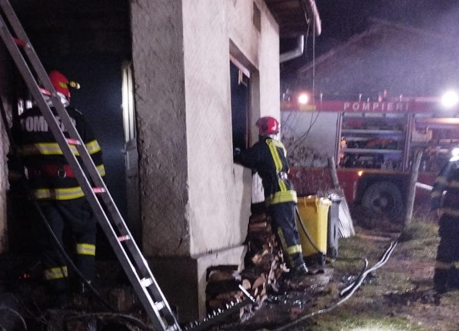 FOTO. Tragedie la limita județului Satu Mare. Un bărbat a decedat într-un incendiu