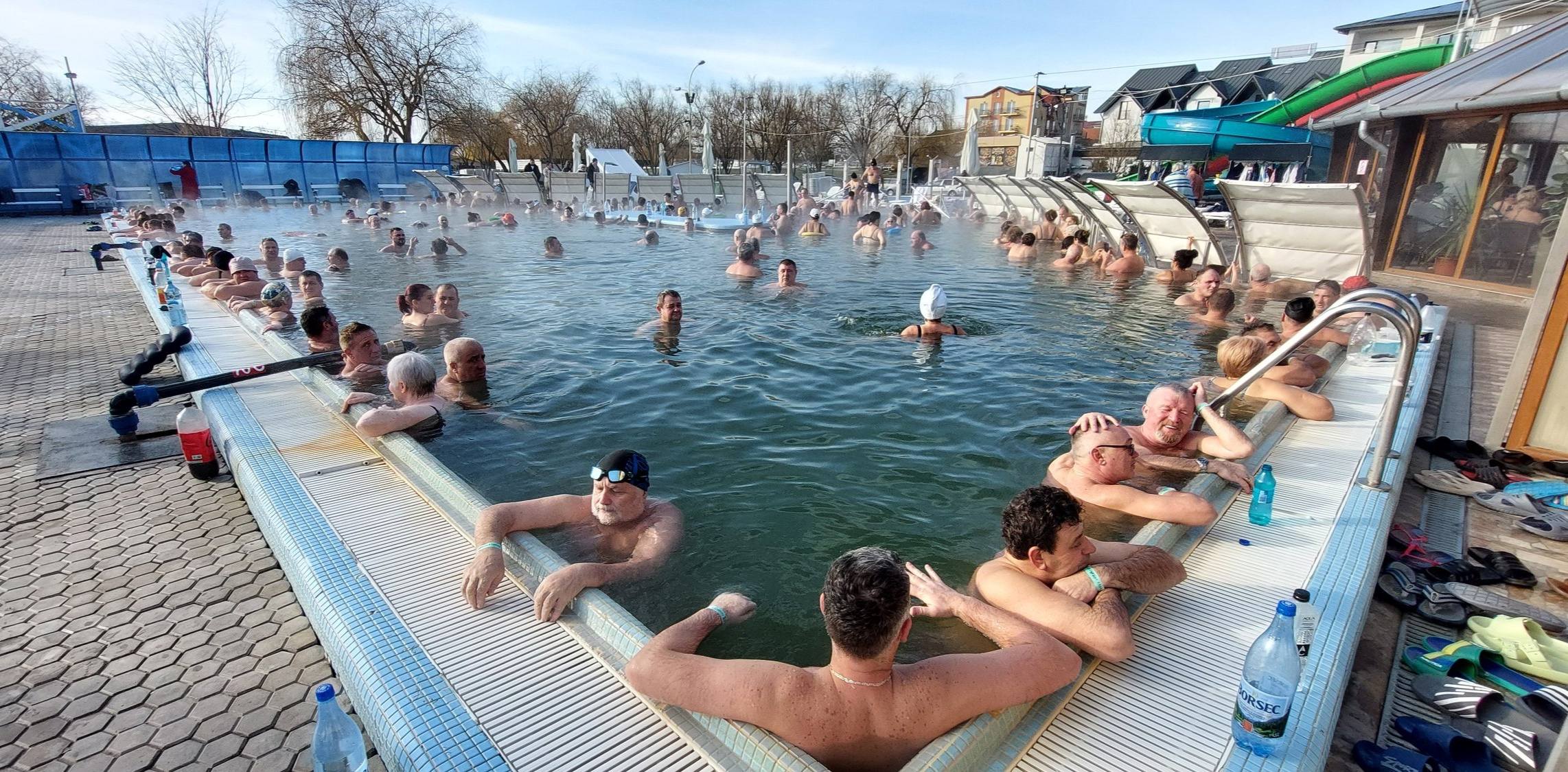 FOTO/VIDEO. Ștrandul Tășnad a revenit la programul normal! Cu apă termală și atmosferă de vară în plină iarnă