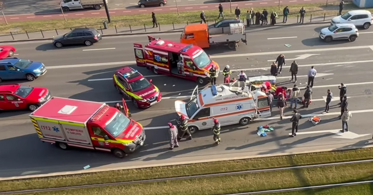 VIDEO. Accident grav în județul vecin. Impact între o ambulanță aflată în misiune și două autoturisme. Autospeciala răsturnat, repusă pe roți de trecători
